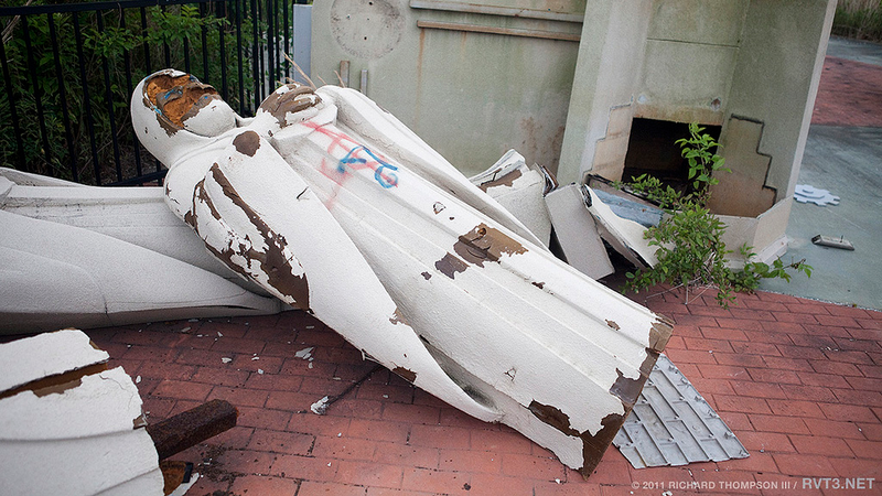 Illustration for article titled The Overgrown Squalor of New Orleans' Abandoned Amusement Park